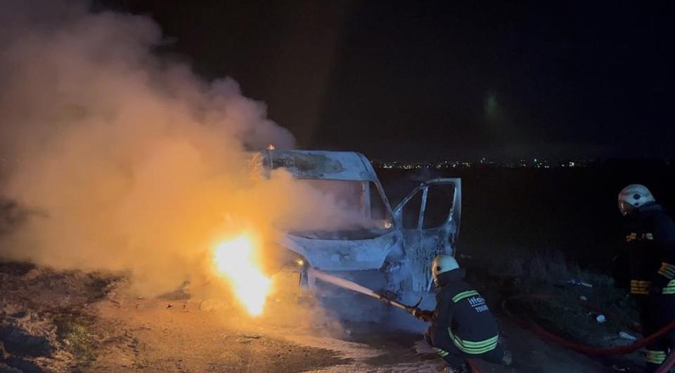 Panelvan minibüs alev topuna döndü