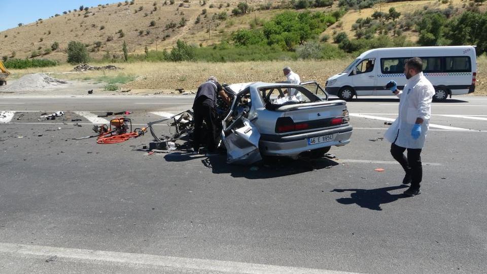 Hafriyat kamyonu ile otomobil çarpıştı: 1 ölü, 2 yaralı