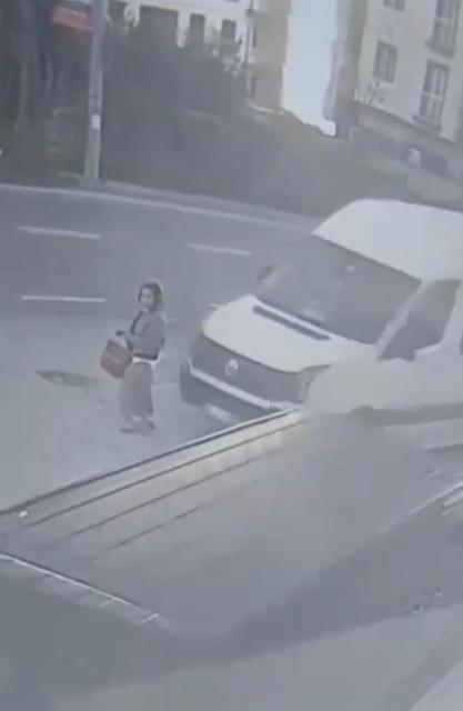 Dolmuş bekleyen kadın minibüsün kaldı