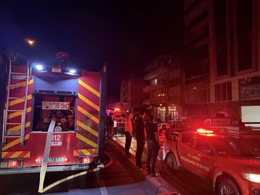 YANGINA UYKULARINDA YAKALANDILAR: 5 KİŞİ DUMANDAN ETKİLENDİ YÜZLERCE KİŞİ GECE YARISI YANAN BİNANIN ÖNNDE TOPLANIP, EVDE MAHSUR KALAN KİİLERİN KURTARILMASNI BEKLEDİ