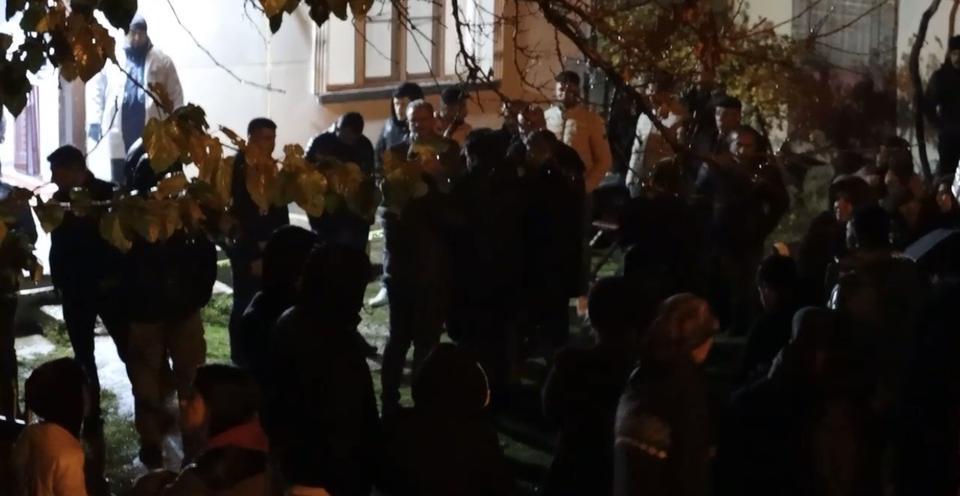 Eşini ve bacanağını öldürüp kaçtı