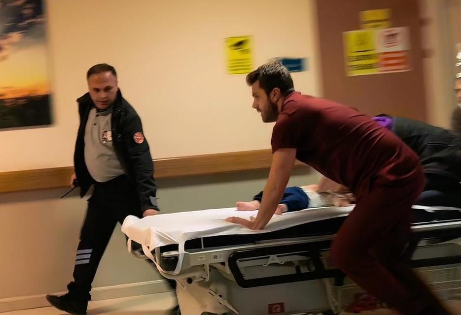 BURSA'DA NEFES KESEN ANLAR...SEDYE ÜZERİNDE HAYATA DÖNDÜRME ÇABASI ÇOCUK DOKTORUNUN SEDYE ÜZERİNDE 1 YAŞINDAKİ BEBEĞİ HAYATA DÖNDÜRME MÜCADELESİ