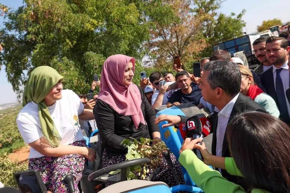 ÖZGÜR ÖZEL'E PROTESTOCU DİYE TANITILAN KADIN BELEDİYE BAŞKANININ EŞİ ÇIKTI ÖNCE TRAKTÖR ÜSTÜNDE POZ VERDİ, SONRA SAHNEDE FISTIK DALI UZATTI