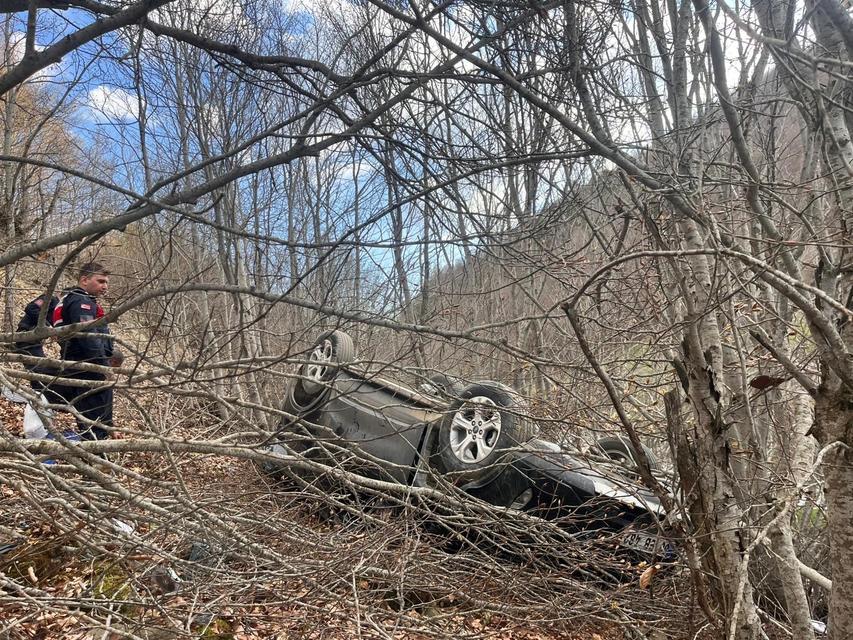 Topçam'da otomobil şarampole uçtu