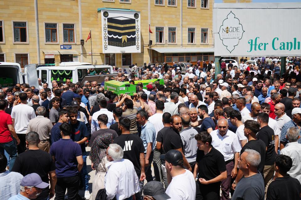 NİĞDE'DE OTOMOBİLDE ÖLÜ BULUNAN KADIN SON YOLCULUĞUNA UĞURLANDI