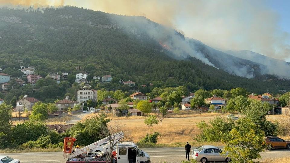 Yangında 80 haneli köy tahliye edildi