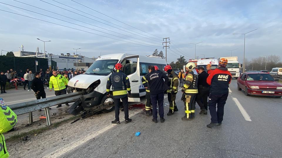 KOCAELİ'DE KAZA: SÜRÜCÜNÜN BACAĞI KOPTU
