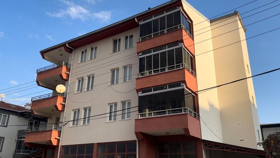 CİNNET GEÇİREN GENÇ ANNESİNİ ÖLDÜRDÜ AKRABALARINDAN 4 KİŞİYİ DE YARALADI