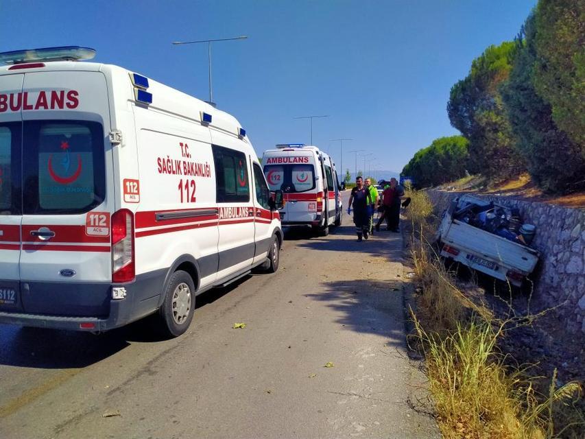 Kamyonet yoldan çıktı: Baba ve oğlu yaralandı
