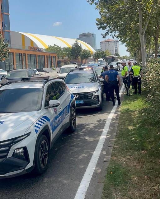 Polis aracına otomobil çarptı: 1 polis yaralı