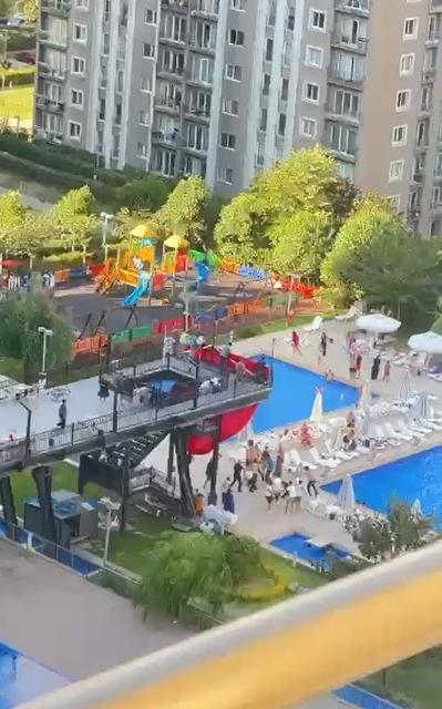 KURALLARA UYMAYAN YABANCI UYRUKLU ŞAHISLAR SİTEYİ BİRBİRİNE KATTI HAVUZ BAŞINDA TEKME VE YUMRUKLAR HAVADA UÇUŞTU