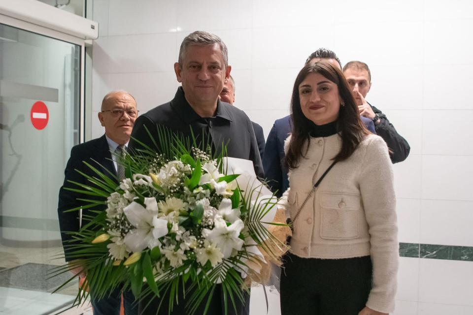 CHP Lideri Özgür Özel Aydın’da çiçeklerle karşılandı