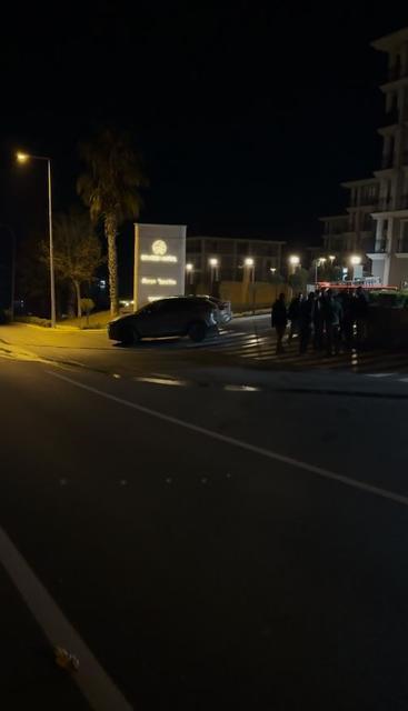 Motosikletli saldırganlar 4 kişinin bulunduğu otomobili kurşunladı