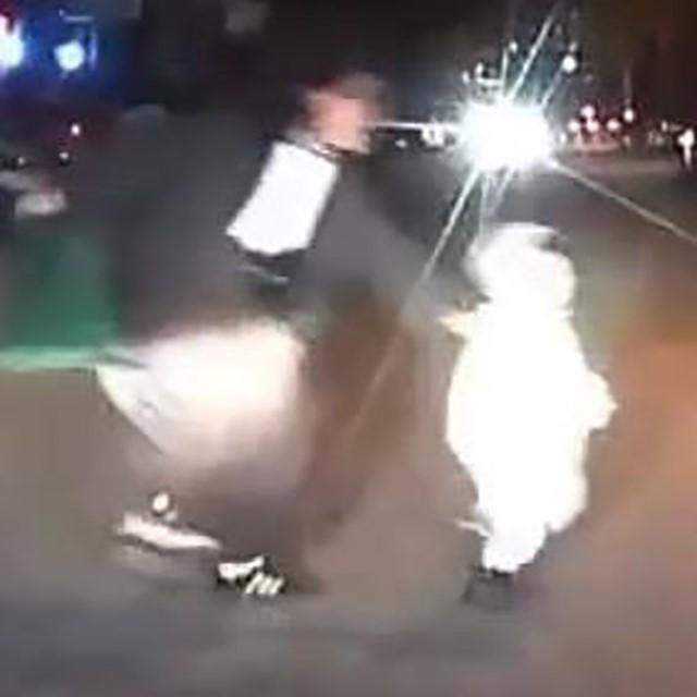 Annesinin elinden kaçıp yola koştu: Ezilmekten son anda kurtuldu