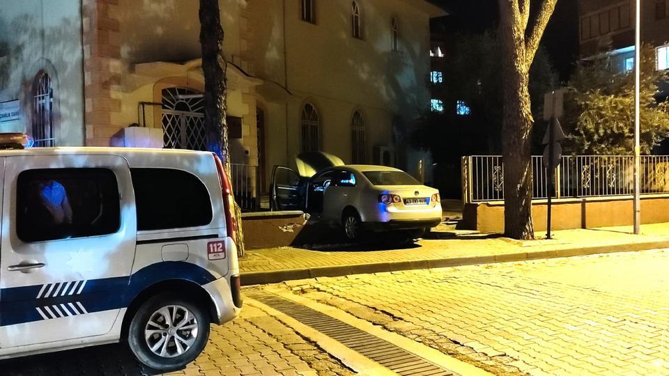İzmir'de kontrolden çıkan otomobil, caminin dış duvarını yıktı