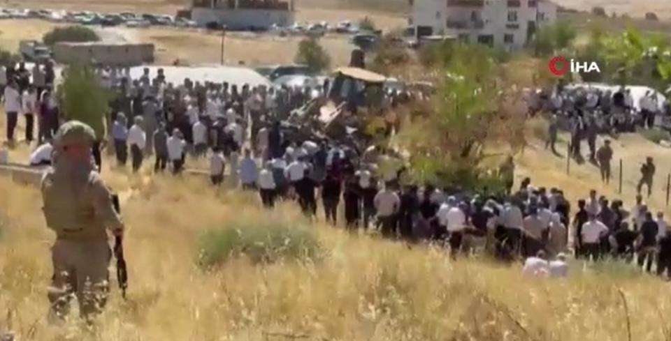 Saldırıda hayatını kaybeden aile, yoğun güvenlik önlemleri altında toprağa verildi