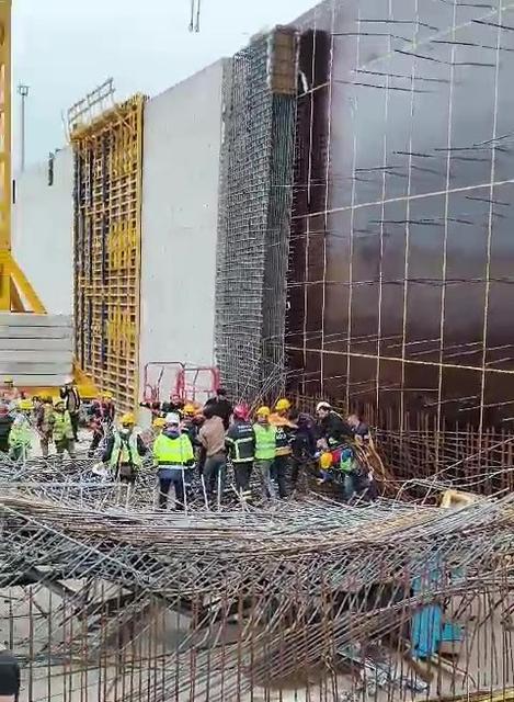 İŞÇİ BAYRAMI'NDA ÇALIŞIRKEN DEMİRLERİN ALTINDA KALDILAR: 3 YARALI