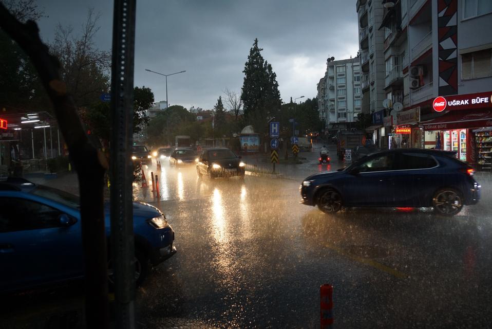 AYDIN'DA SAĞANAK YAĞMUR YOLLARI DEREYE ÇEVİRDİ