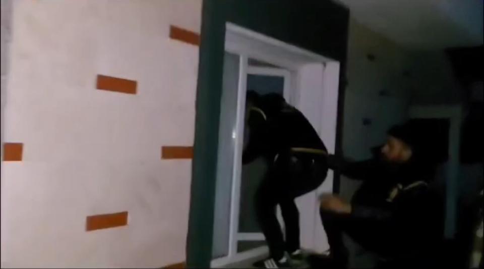 BURSA'DA FUHUŞ ÇETESİNE ŞAFAK VAKTİ OPERASYON: 19 TUTUKLAMA DÜNYA KADINLAR GÜNÜ'NDE ÇÖKERTİLEN FUHUŞ ÇETESİ ÜYESİNDEN 19'U TUTUKLANDI OPERASYON ANLARINA AİT YENİ GÖRÜNTÜLER ORTAYA ÇIKTI