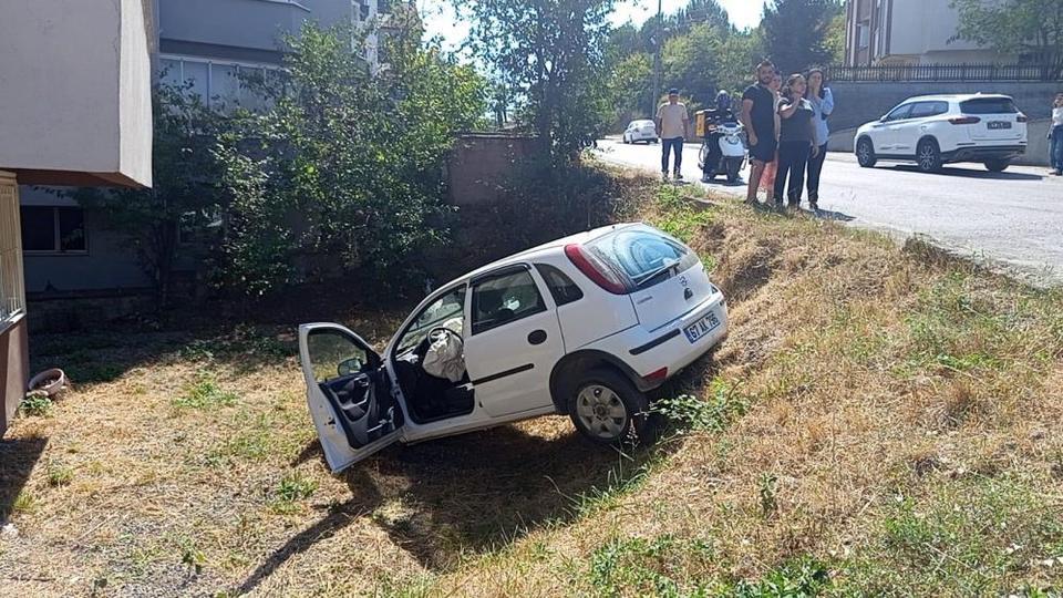 İki otomobil çarpıştı: Araç yoldan çıktı