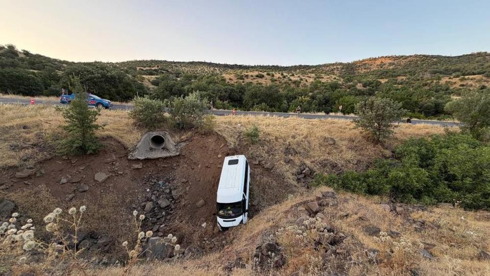 İşçi minibüsü şarampole düştü: Yaralılar var