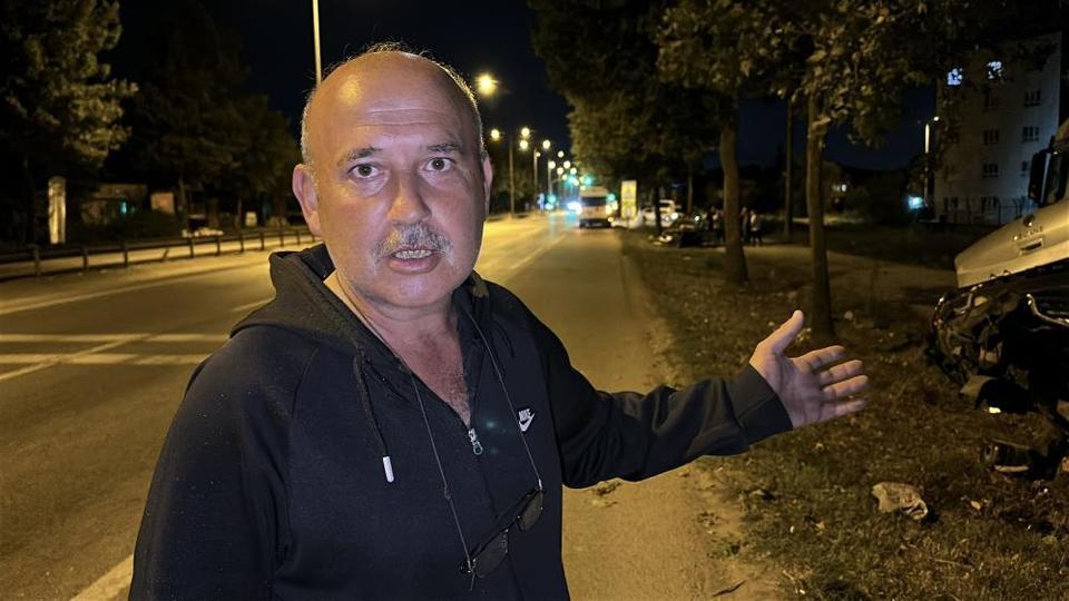 Otomobil ağaca çarpıp ikiye bölündü!