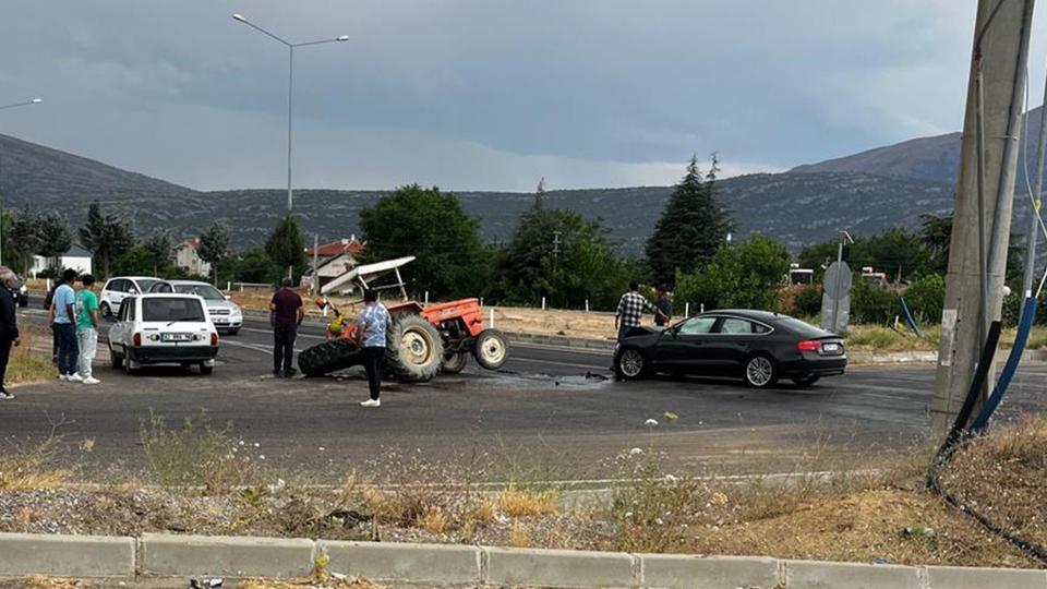 Otomobil ile traktör çarpıştı: 2 yaralı