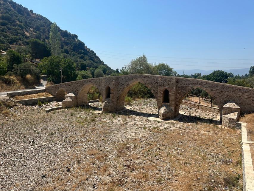 TARİHİ YUNAN KÖPRÜSÜ'NE ÇEVRE DÜZENLEMESİ İSTİYORLAR