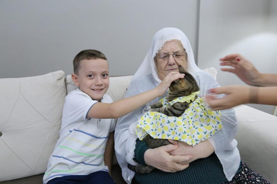 BEBEK GİBİ GİYDİRDİĞİ KEDİSİYLE 82 YAŞINDA FENOMEN OLDU SOMA'NIN 'RUKİŞ ANNEANNESİ', 'TÜLİN' İSMİNİ VERDİĞİ KEDİSİNE BEBEK GİBİ BAKIYOR
