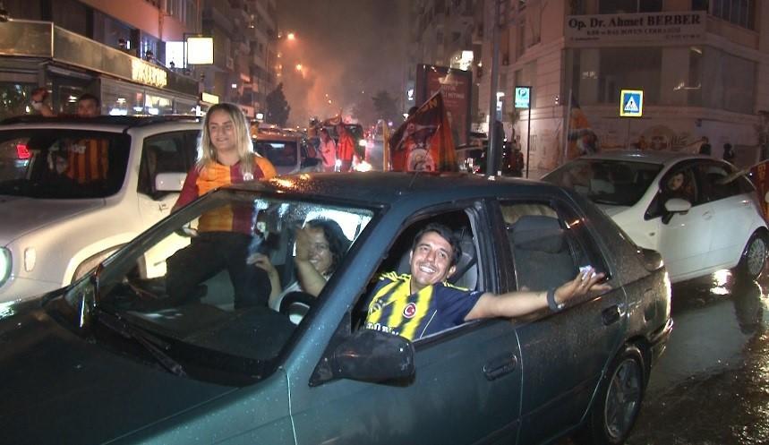 İzmir'de örnek görüntü: Galatasaraylı eşini, Fenerbahçe formasıyla kutlamalara götürdü