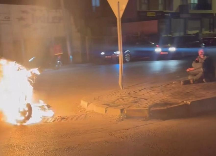 Çalışmayan motorunu yakıp karşısına geçip izledi