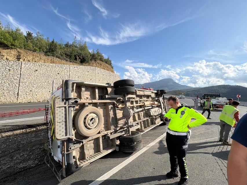 Yolcu minibüsü şarampole devrildi: 13 Yaralı