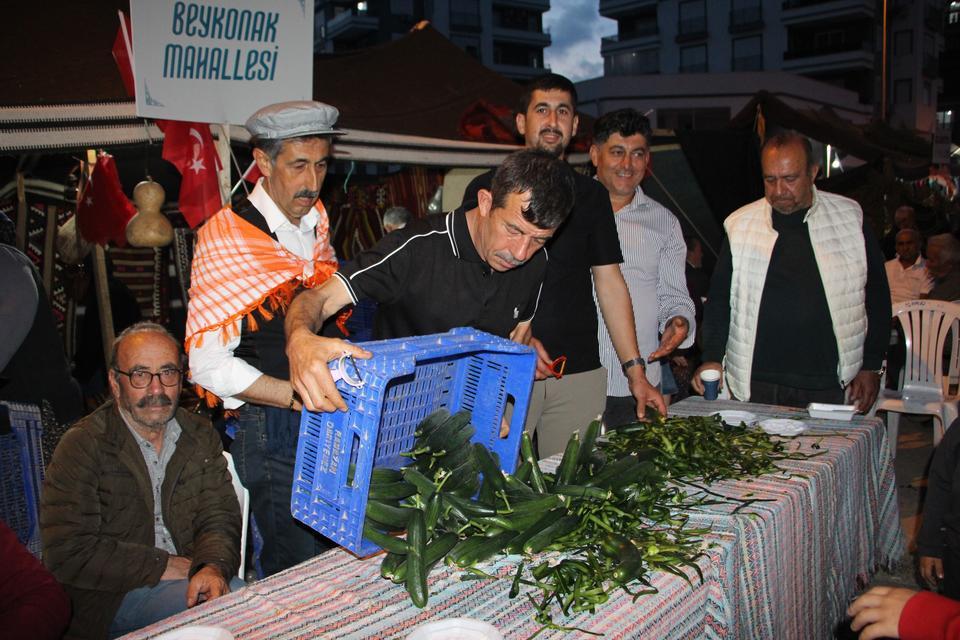 ÇOCUKLUĞUNDA YEDİĞİ SALATALIĞI UNUTAMAYAN MUHTAR 1 TON SALATALIK DAĞITTI