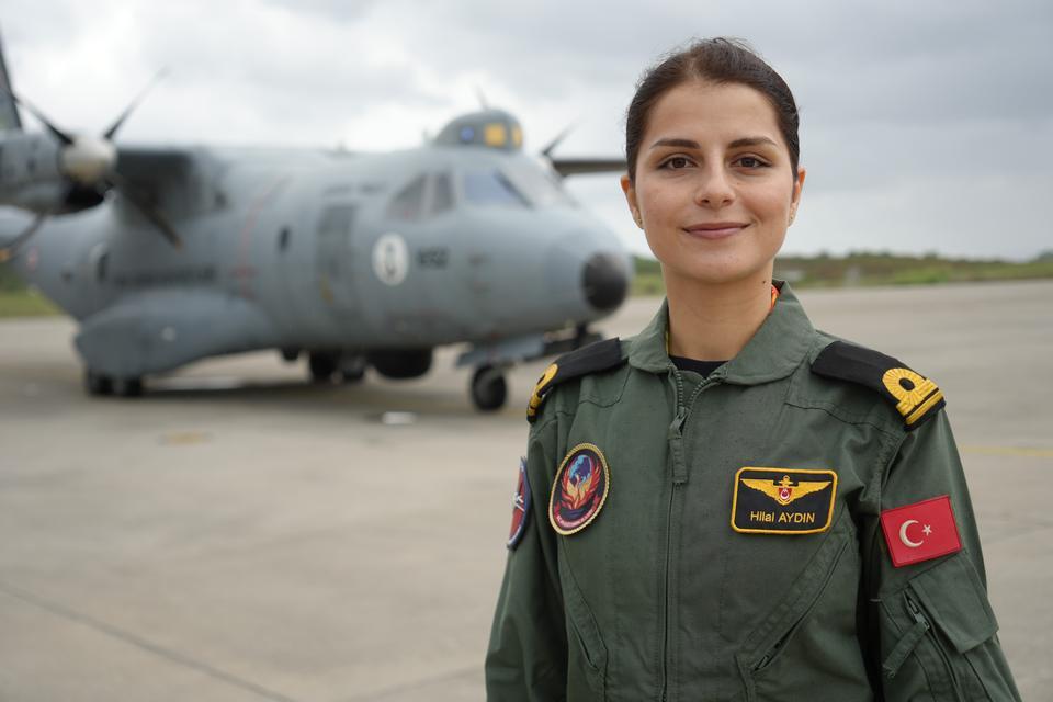 Türk Deniz Kuvvetleri tarihinin ilk kadın uçak pilotu görevine başladı