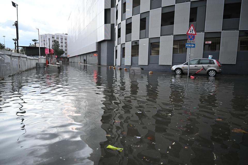 İzmir'de deniz taştı, sokaklar su altında kaldı