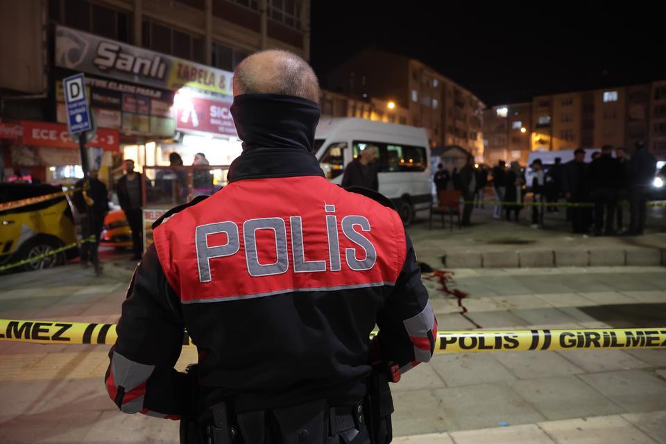 Minibüs durağına silahlı saldırı: 2 yaralı