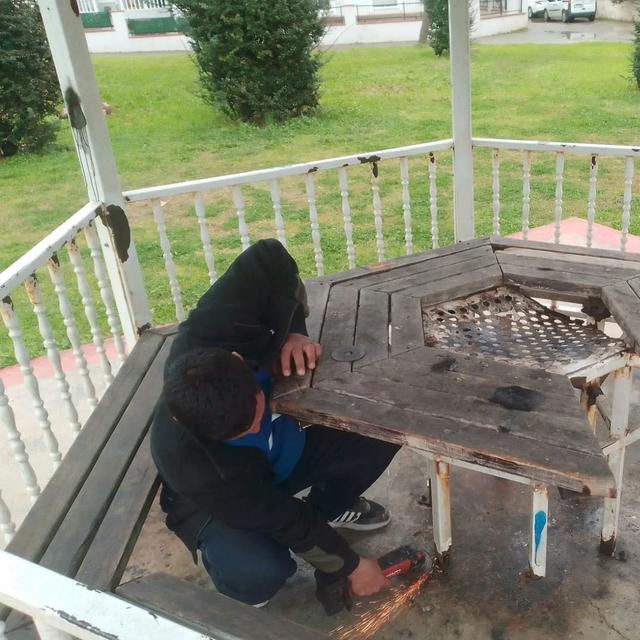 Didim’de parktaki masanın tahtalarını söküp ateşe verdiler