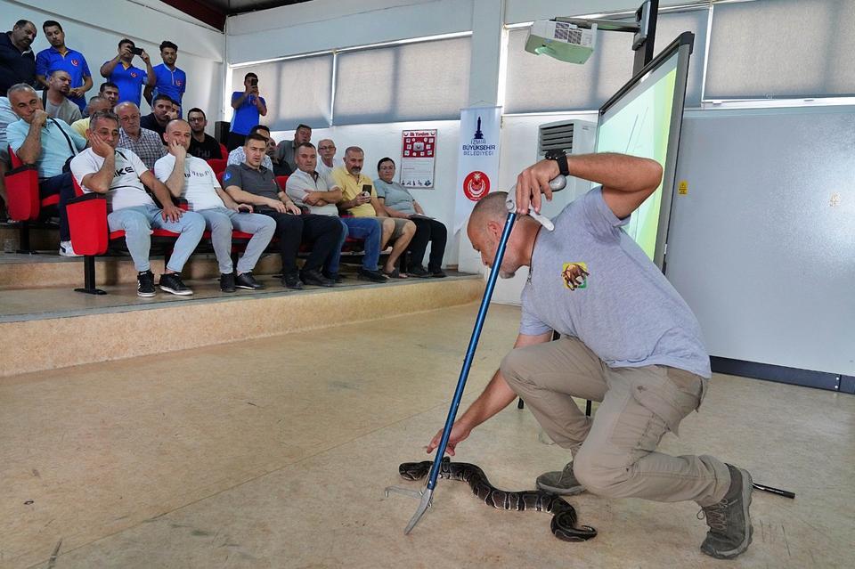 İZMİR İTFAİYESİ YILAN YAKALAMA EĞİTİMİ ALDI