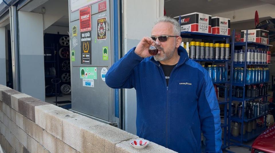 DÜKKANIN ÖNÜNE DUVAR ÖRDÜ, KİRACISI İSYAN ETTİ: "BİZİ AÇIK CEZAEVİNE ÇEVİRDİ" 3 ORTAKTAN BİRİ OLAN YER SAHİBİ, İDDİAYA GÖRE KİRACIYI ÇIKARMAK İÇİN OTO LASTİKÇİ DÜKKANININ ÖNÜNE DUVAR ÖRDÜRDÜ