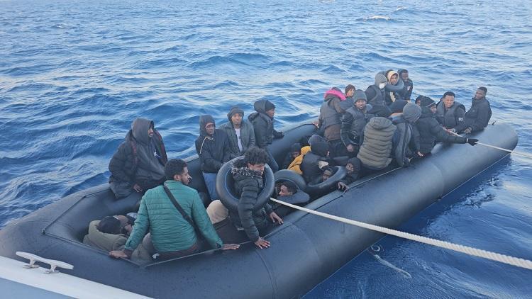 Aydın'da, Yunanistan tarafından geri itilen 42 göçmen kurtarıldı