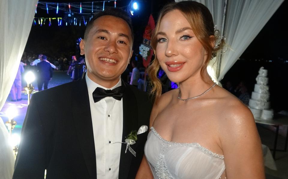 İLK GÖRÜŞTE AŞKLA BAŞLADI: SİBİRYALI GELİNE TÜRK USULÜ DÜĞÜN MERSİN ERDEMLİ'DE AÇIK HAVADA YAPILAN DÜĞÜNLE MESAFELERİ TANIMAYARAK AŞKIYLA EVLENEN MARİİA'YA KINA YAKILDI, ARDINDAN DA DAMADIN ÖNÜNDE TESTİ KIRDI DAMAT İLYAS CAN KİL: "AŞKIN GÜCÜ 10 BİN KİLOMETREYİ AŞTI VE BURAYA KADAR GELDİ" GELİN MARİİA SADNOVA: "BEN CAN İÇİN SİBİRYA'DAN ERDEMLİ'YE GELDİM, GELİNCE ANLADIM Kİ TÜRKİYE ÇOK GÜZEL"