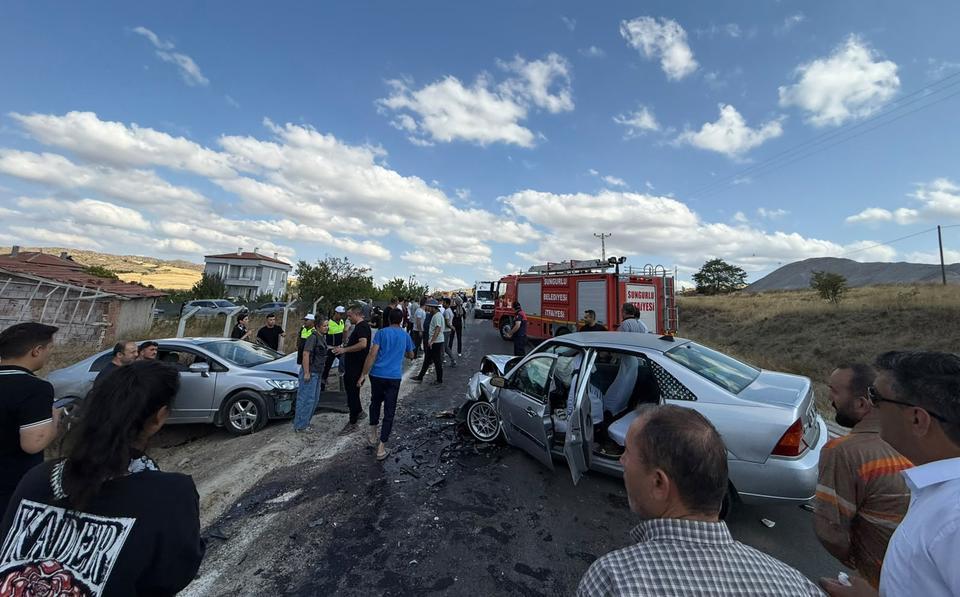ÇORUM'DA OTOMOBİLLER ÇARPIŞTI: 7 YARALI