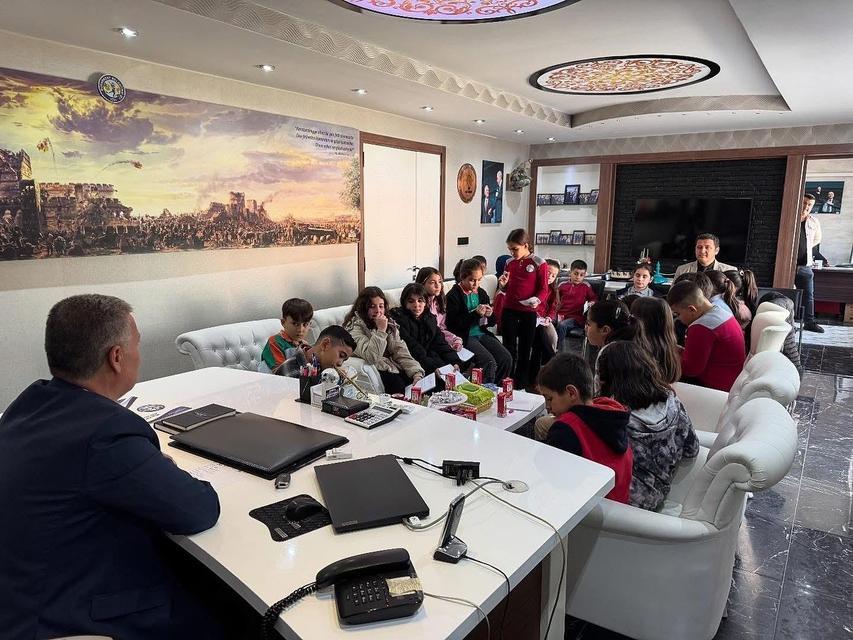 Buharkentli minikler Başkan Erol ile görüştü