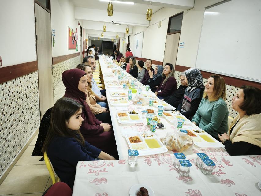 100 Yıl Atatürk  Okulundaki İFTAR DA ÖĞRENCLER VE  VELİLER BULUŞTU