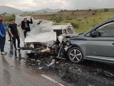 İki araç kafa kafaya çarpıştı: 1 ölü, 1 yaralı