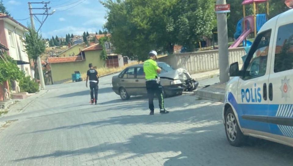 Direksiyon hakimiyetini kaybetti: 2 kişi yaralandı