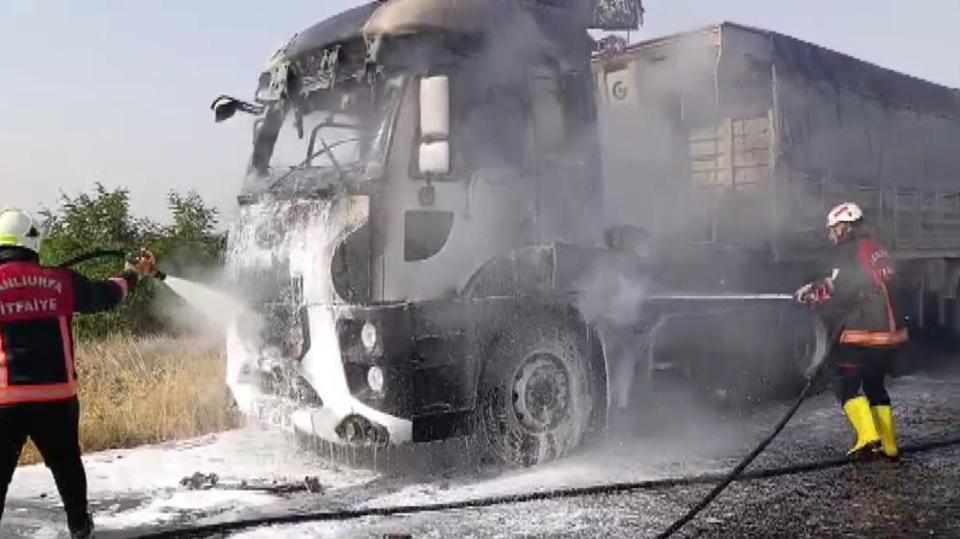 Alev alan tır kullanılamaz hale geldi