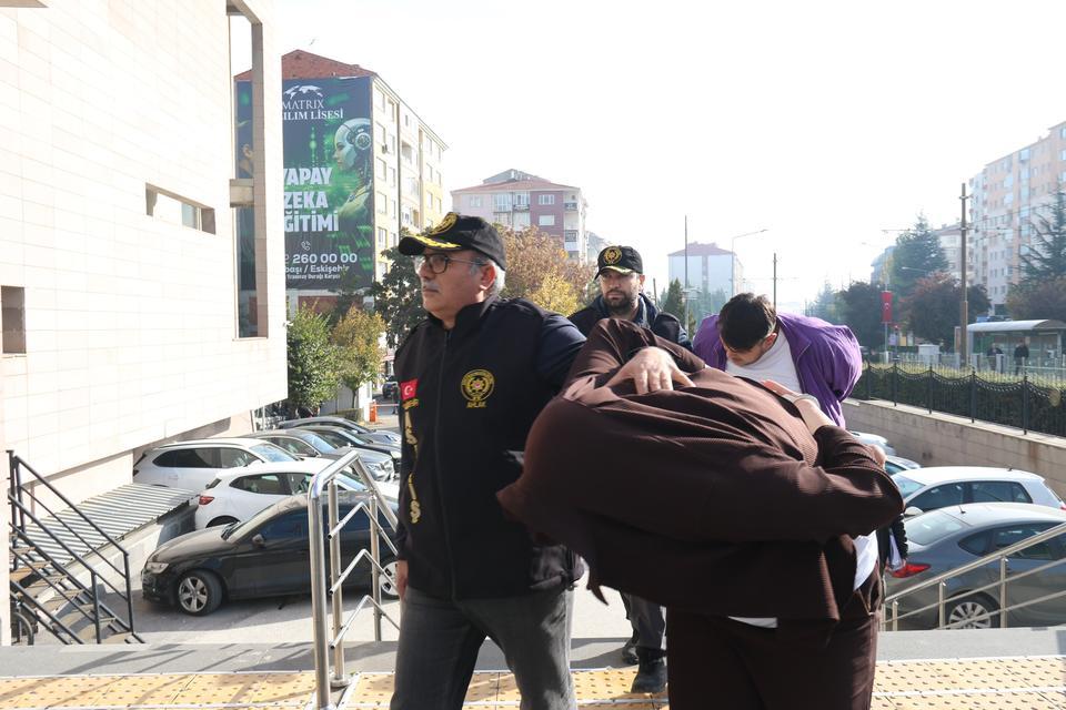ESKİŞEHİR MERKEZLİ 5 İLDEKİ FUHUŞ OPERASYONUNDA YAKALANAN 17 ŞÜPHELİ ADLİYEYE SEVK EDİLDİ OPERASYONDA 19 MAĞDUR KADIN KURTARILIRKEN, YABANCI UYRUKLU KADINLAR SINIR DIŞI EDİLMEK ÜZERE İLGİLİ BİRİMLERE TESLİM EDİLDİ