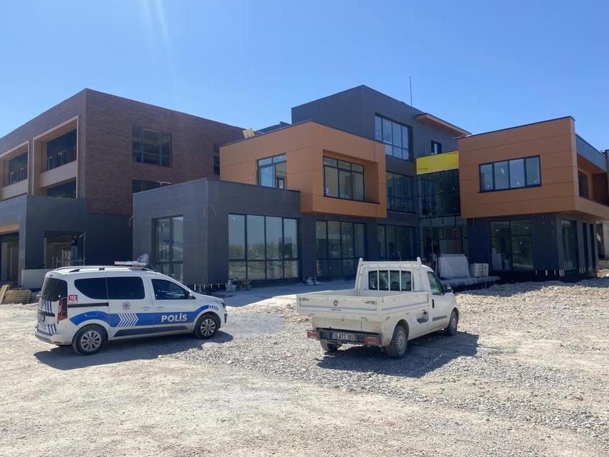 İnşaat merdivenlerinden yuvarlanan işçi yaralandı