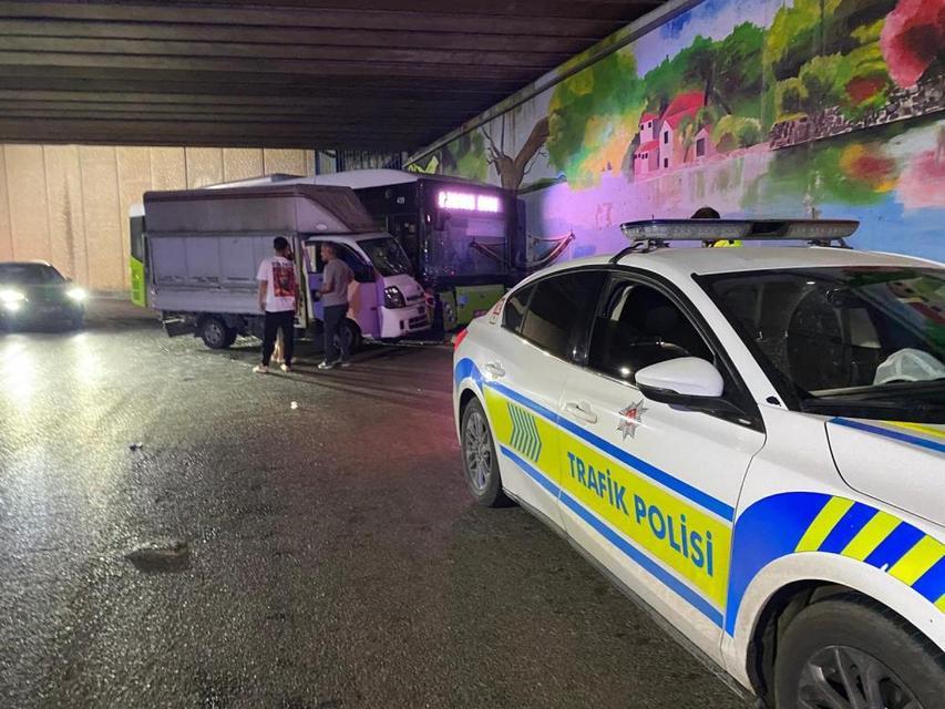 Halk otobüsü ile kamyonet çarpıştı: 2 yaralı